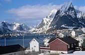 Isole Lofoten Scialpinismo in Norvegia - Le bellissime pareti che circondano Reine