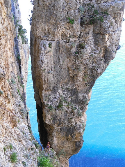 Arrampicata sul mare - Le scogliere di Gaeta, malgrado un certo ambiente più alpinistico che sportivo, sono state tra le prime in Italia a conoscere le vie a spit.