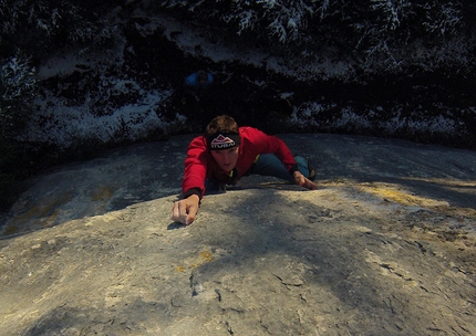 Climbing video: Alessandro Zeni attempts Bimbaluna in heavy snowfall
