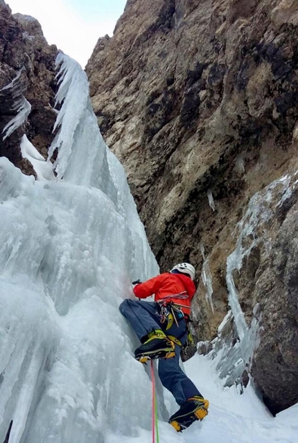 Ice climbing Dolomites: the unknown ice climb up Torre Vitty
