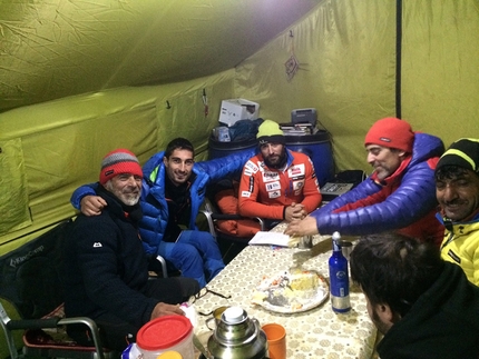 Ali Sadpara, Everest - Domenica Perri, Ignacio de Zulueta, Alex Txikon, Roberto Mendoza e Ali Sadpara al Campo Base dell'Everest, festeggiano il compleanno di Domenico