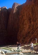 Arrampicata sportiva in Marocco, Gorges du Todra - Avvicinamento per arrampicare al settore Mansour con alle spalle il Pilier de Couchant, bemlla strutura rocciosa delle Gole di Todra.
