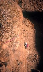 Arrampicata sportiva in Marocco, Gorges du Todra - Sul terzo tiro del Pilier Guetteur. Una via che offre un'arrampicata su rtoccia eccezionale.