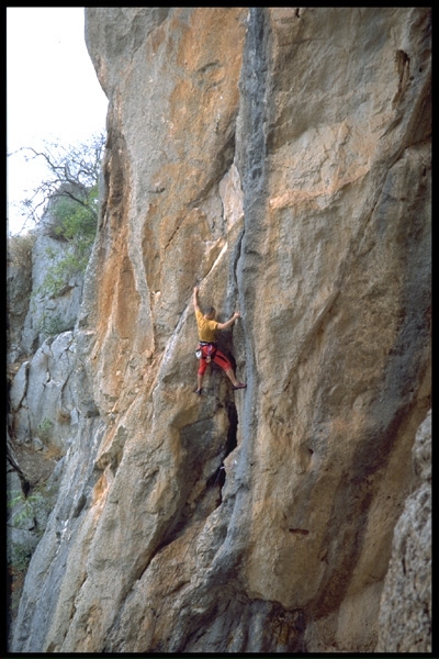 El Chorro, Spagna - Una delle poche vie verticali di Archidona, un 7a sul bordo sinistro della grotta