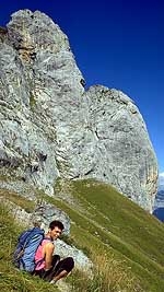 Arrampicare in Valle dell'Arve, Francia - Tours d'Areu: la 4° e 5° Torre. Sulla placca grigia centrale salgono Magic Magellan e Jonathan Livingson