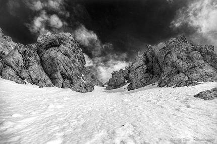 L’idea della Montagna, il Gran Sasso e le foto di Luigi Tassi - … E una lingua di neve indica la salita