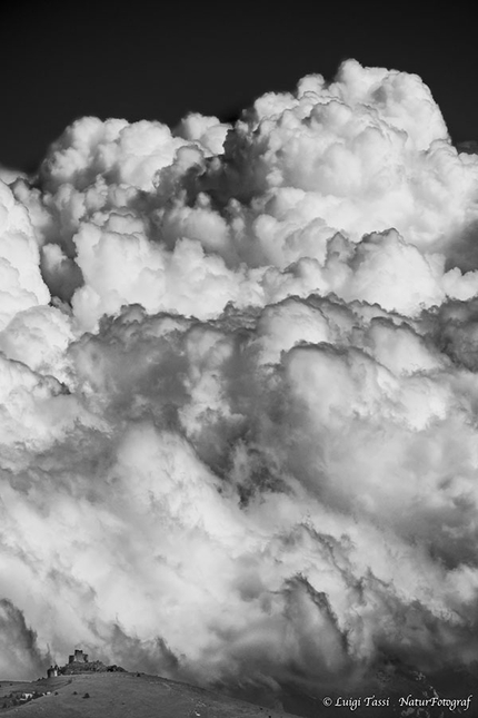L’idea della Montagna, il Gran Sasso e le foto di Luigi Tassi - Rocca Calascio sovrastata da nubi temporalesche