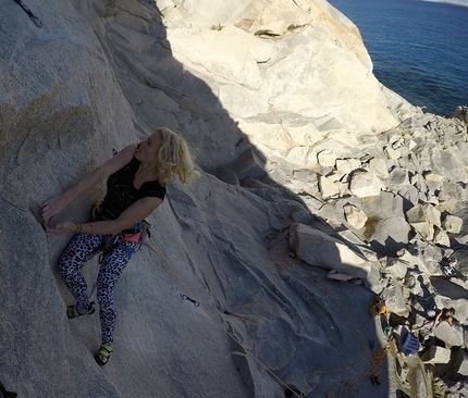 Climbing Sardinia Villasimius, Cala Usai - Tatiana Goex climbing Vola Alto (7a)