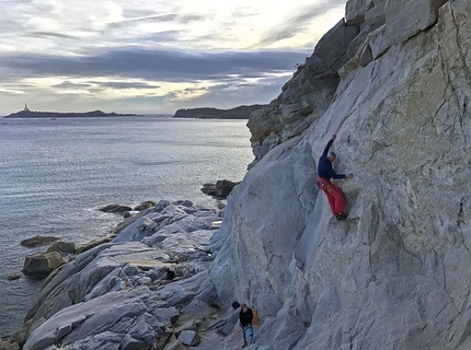 Climbing Sardinia Villasimius, Cala Usai - Paolo Contini climbing Sottovento (6c+)
