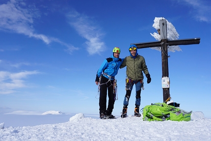 Monte Rondinaio 1,964 m - Marco Barbieri e Bernardo Moranduzzo in cima al Monte Rondinaio dopo aver salito la via Dalla nebbia alle nuvole