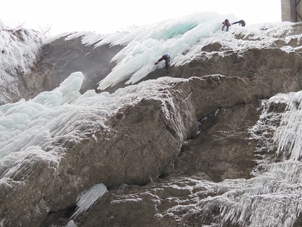 Sottoguda cascate di ghiaccio, Superguda - Sul difficile secondo tiro di Superguda a Sottoguda