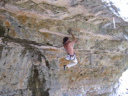 Riccardo Scarian frees two new routes in Val Noana, Dolomites