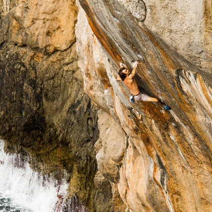 Chris Sharma climbing Alasha, his difficult Deep Water Solo at Mallorca