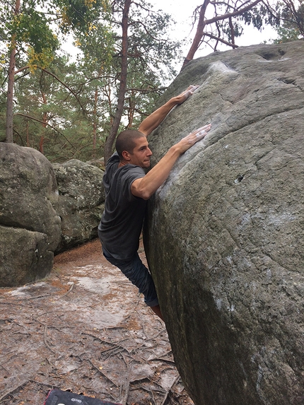 Thomas Comin - Thomas Comin climbing Karma, the legendary boulder problem at Fontainebleau