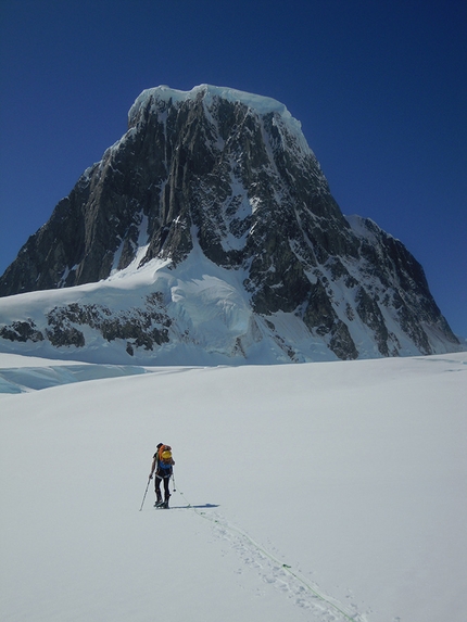 Antarctica first ascent / Marek Holeček and Míra Dub battle Bloody Nose up Monte Pizduch