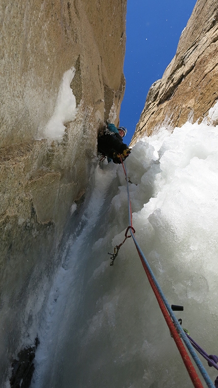 Giacomo Deiana - Giacomo Deiana scalando su ghiaccio difficile nel camino di Exocet, Cerro Standhardt, Patagonia