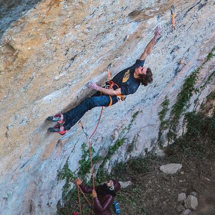 Daniel Woods climbs La Capella 9b at Siurana