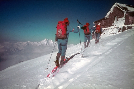 Der Lange Weg, Red Bull - Having set off on 21 March 1971 from Reichenau an der Rax close to Vienna in Austria, 40 days later the Austrian ski mountaineers Robert Kittl, Klaus Hoi, Hansjörg Farbmacher and Hans Mariacher reached Contes in France on 29 April. 