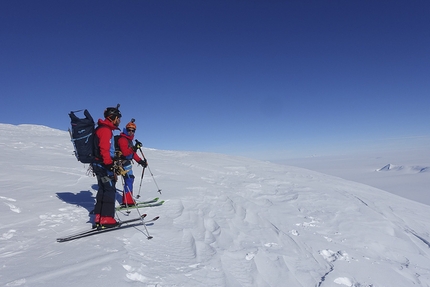 Pirrit Hills, Antartide, Arnaud Bayol, Antoine Bletton, Jean-Yves Igonenc, Didier Jourdain, Sébastien Moatti, Dimitry Munoz - Pirrit Hills, Antartide: sciando dalla cima di Mount Tidd (2244 m)