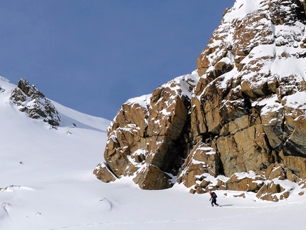 Valle Orsera, Valmalenco, Mario Vannuccini - Valle Orsera scialpinismo: le rocce serpentinose colorate che precedono l’arrivo al Bocchel del Cane