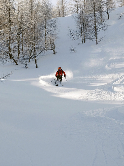Valle Orsera, Valmalenco, Mario Vannuccini - Valle Orsera scialpinismo: ancora neve polverosa all’imbocco della gola di Valle Orsera, un lunghissimo toboga naturale