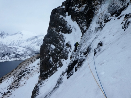 Arctic Pole Ice Climbing Trip 2018, Marcello Sanguineti, Fulvio Conta, Floriano Martinaglia, Tommaso Regesta - Cascate di ghiaccio in Norvegia: ghiaccio sottilee per arrivare alla goulotte di Finnkona