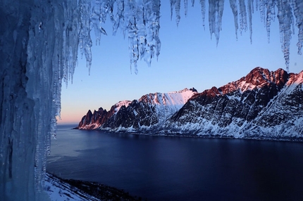 Arctic Pole Ice Climbing Trip 2018, Marcello Sanguineti, Fulvio Conta, Floriano Martinaglia, Tommaso Regesta - Cascate di ghiaccio in Norvegia: la baia di Ersfjord vista da una grotta di ghiaccio