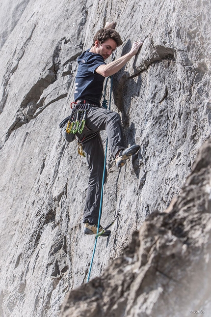 CAMP, Linea Bianca, Rai 1 - L'atleta CAMP Stefano Ghisolfi in arrampicata sulle rocce dello Zucco dell'Angelone