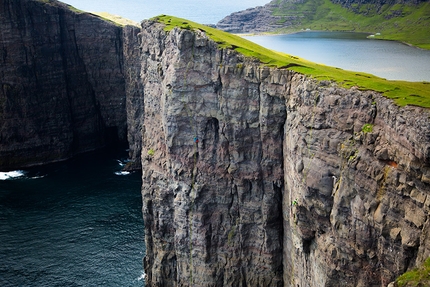 Yuji Hirayama, James Pearson, Cedar Wright, Faroe Islands - James Pearson climbing on Trælanípan wall, Vagar island, Faroe Islands