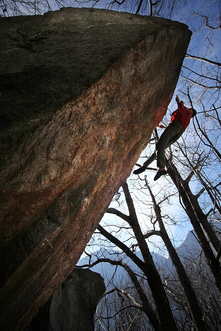 Cresciano bouldering - Cresciano: Jonas Chapuis climbing Return of the super ape 7C