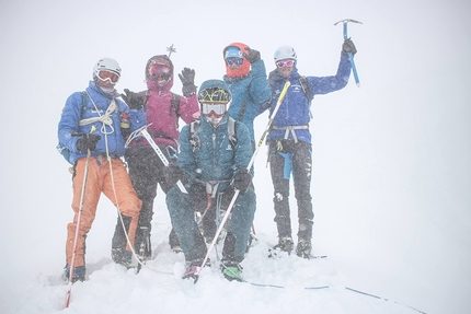 Der Lange Weg, Red Bull - Red Bull Der Lange Weg 2018: Bernhard Hug, David Wallmann, Philipp Reiter, Janelle Smiley and Mark Smiley below the summit of Mont Blanc
