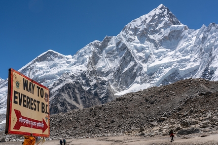 Everest - Lhotse traverse, Sherpa Tenji, Jon Griffith - Everest - Lhotse traverse: on the trek towards Everest Base Camp