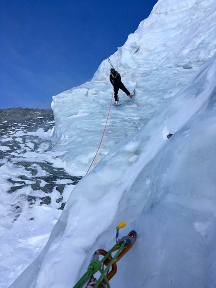 Jonathan Charlet, Christophe Henry, Triolet, Monte Bianco - Triolet North Face: Jonathan Charlet abseiling down the serac