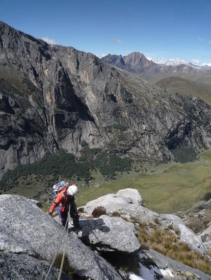 Spedizione Cordillera 2010 - Terzo giorno di scalata su “El sueño de los excluidos” Nevado Shaqsha (5703m, massiccio dello Huantsàn, Cordigliera Blanca, Perù)