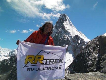 Spedizione Cordillera 2010 - Roberto Iannilli con alle spalle il Nevado Shaqsha