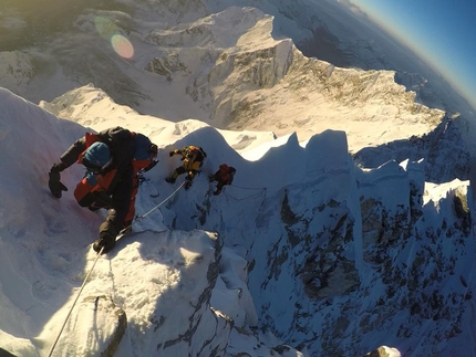 Everest, Lhotse, Marco Camandona, François Cazzanelli - Everest: on the summit ridge,François Cazzanelli guiding Maurizio Cheli