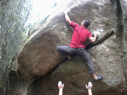 Bouldering Monte Ortobene, Sardegna - Monte Ortobene boulder: Giorgio Soddu su Urkidda 7B+, settore Incrocio