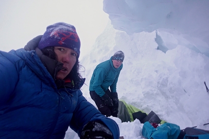 Shishapangma Expedition 2018, Luka Lindič, Ines Papert - Shishapangma Expedition 2018: Ines Papert and Luka Lindi sotto shock, cercando il materiale per sfuggire dalla montagna