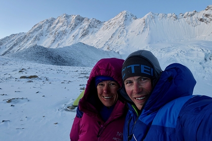 Shishapangma Expedition 2018, Luka Lindič, Ines Papert - Shishapangma Expedition 2018: Ines Papert e Luka Lindič a campo base avanzato sotto Pungpa Ri.