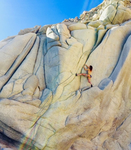 Isola di Ikaria, Grecia, arrampicata - Isola di Ikaria: Argyro Papathanasiou sul granito del settore Seychelles
