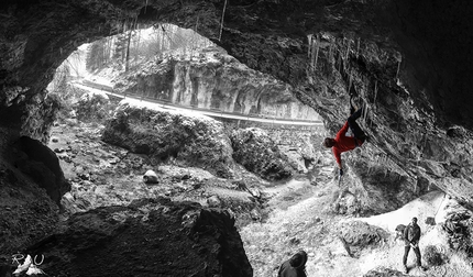 Ruggero Alberti fotografo, Dolomiti - Le Dolomiti di Ruggero Alberti: Alex Zugliani su un nuova via di dry tooling aperta nella grotta vicino al paese di Imer (Primiero) da Renzo Corona