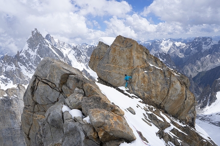 Karakorum, Pakistan, Nelson Neirinck, Jess Roskelley, Kurt Ross - Kondus valley: Jess Roskelley climbing the final meters up the the 5800 acclimatisation rock tower