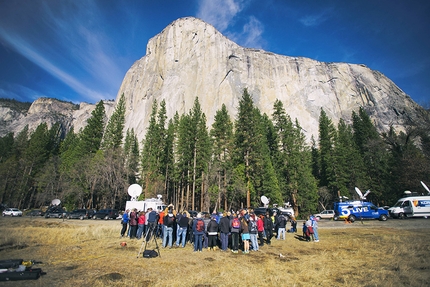 Dawn Wall, El Capitan, Yosemite, Tommy Caldwell, Kevin Jorgeson - Spettatori osservano i progressi su The Dawn Wall in Yosemite Valley, gennaio 2015.