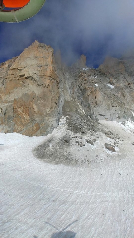 Arête des Cosmiques, Monte Bianco - Foto del crollo sull'Arête des Cosmiques, Monte Bianco il 22 agosto 2018