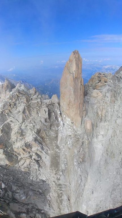 Cosmiques Arête rockfall on Mont Blanc