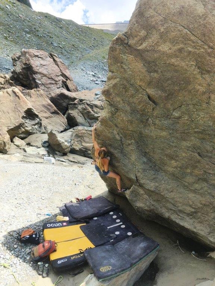 Zoia boulder, Valmalenco - Zoia boulder: Alessandra Piccini su Tortuga (6C) Boulder n. 13a,  Settore Le Spiagge