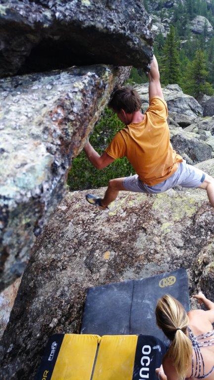 Zoia boulder, Valmalenco - Zoia boulder: Martino Sala su Maras (6B+) Boulder n. 17e , Settore Zoia Rifugio