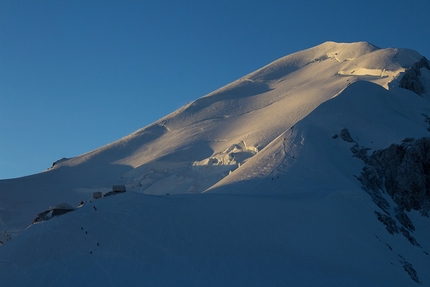 Cresta Integrale di Peutérey, Monte Bianco, Jorg Verhoeven, Martin Schidlowski - Cresta Integrale di Peutérey, Monte Bianco: guardando indietro il giorno dopo la cima