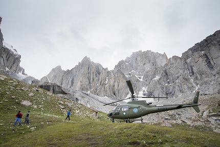 Thagas Valley, Karakorum, Nicolas Favresse, Mathieu Maynadier, Carlitos Molina, Jean-Louis Wertz - Thagas Valley, Karakorum: relieve to see that the Pakistani helicopter rescue works well in Pakistan, but sad to see Mathieu leaving the expedition early. 