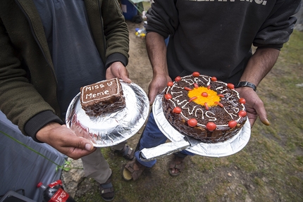 Thagas Valley, Karakorum, Nicolas Favresse, Mathieu Maynadier, Carlitos Molina, Jean-Louis Wertz - Thagas Valley, Karakorum: Happy summit cake ! The speciality of our cook Medhi.
